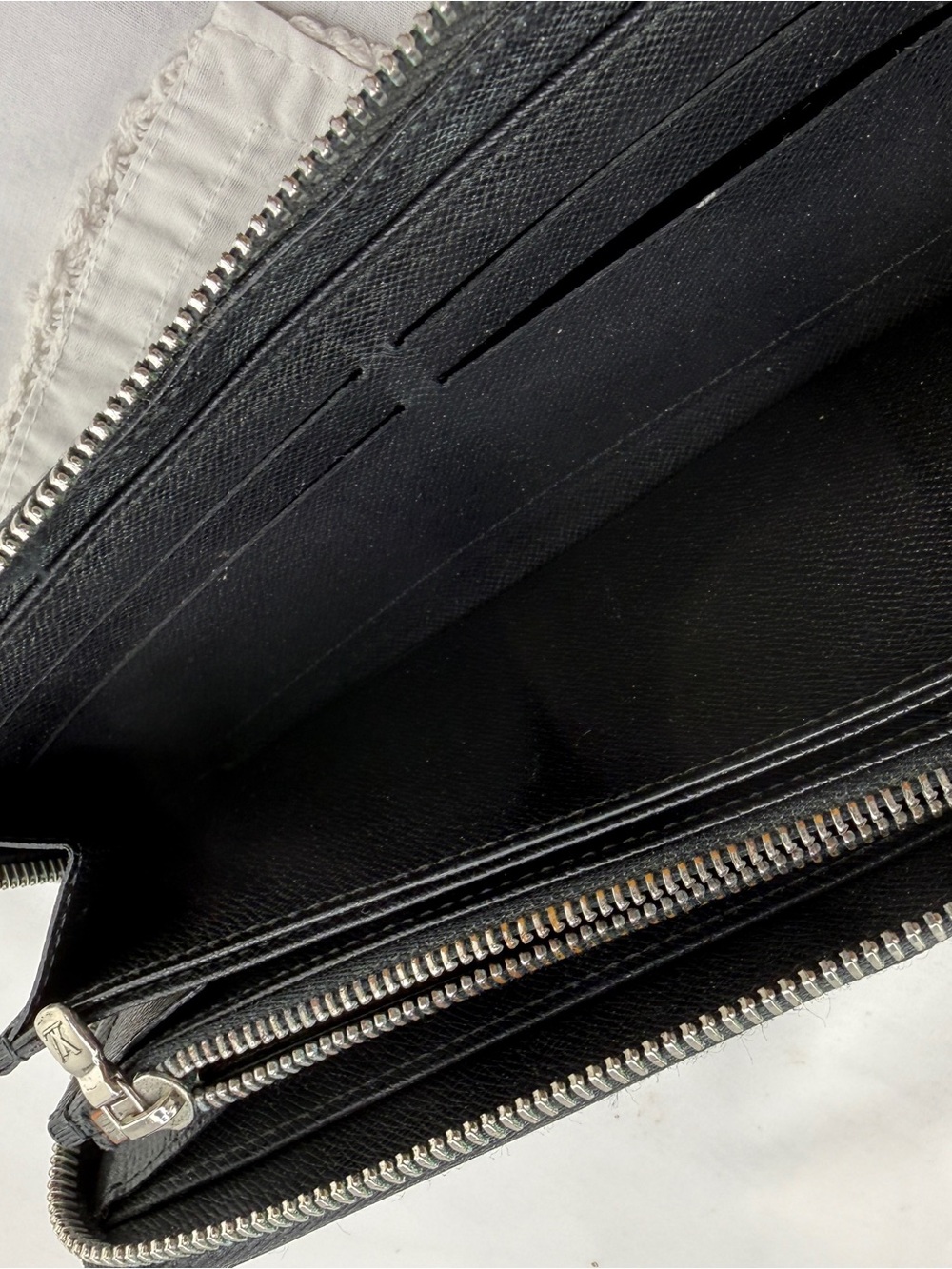 AUTHENTIC Louis Vuitton wallet. Black. - Picture 13 of 15